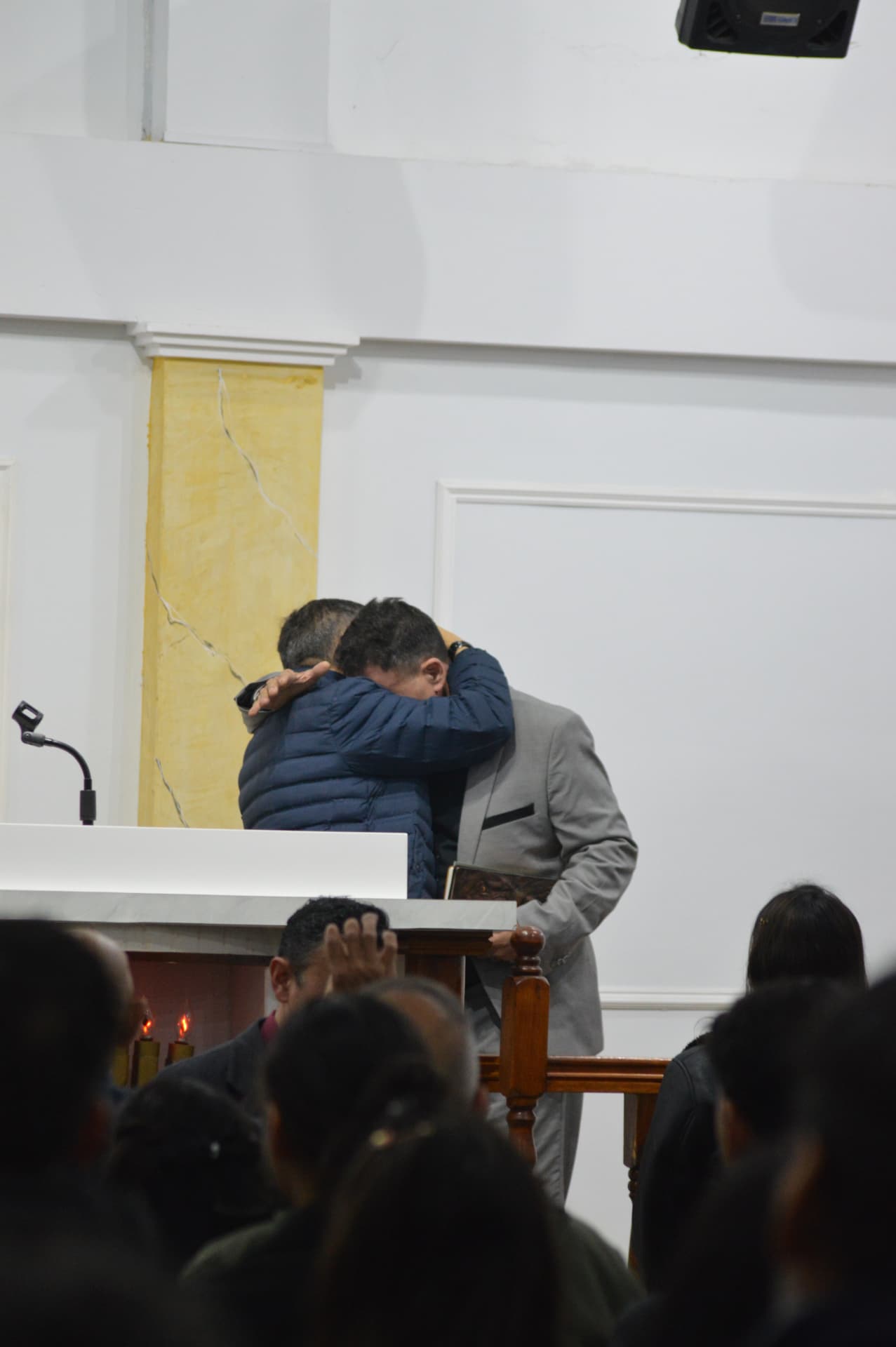 Dos hermanos se abrazan durante el culto